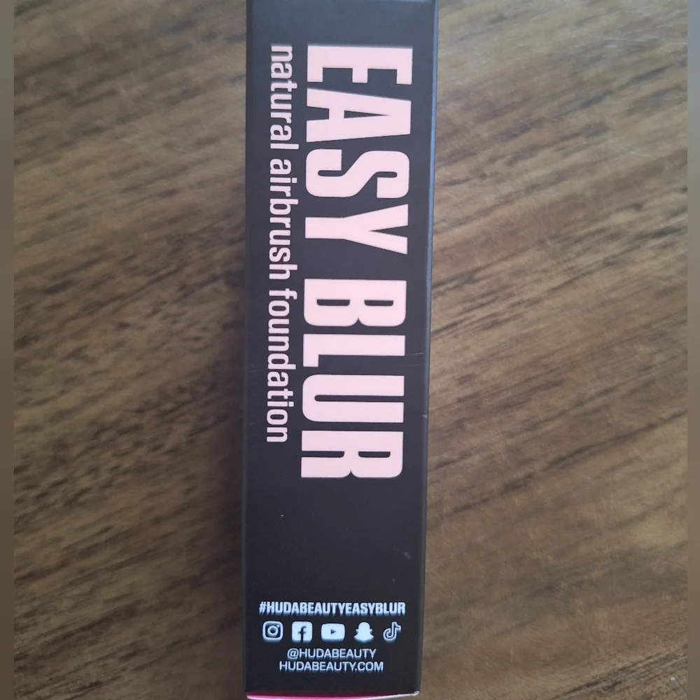 HUDA BEAUTY Easy Blur Foundation